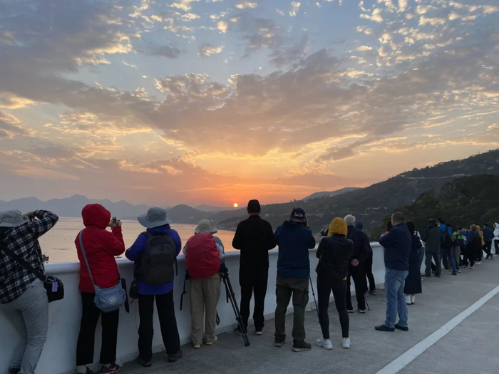 如今的东壁村是霞浦出名的旅游村，每到日落，村前的大桥上挤满了举着“长枪短炮”的摄影爱好者。图/邓桑榆 摄