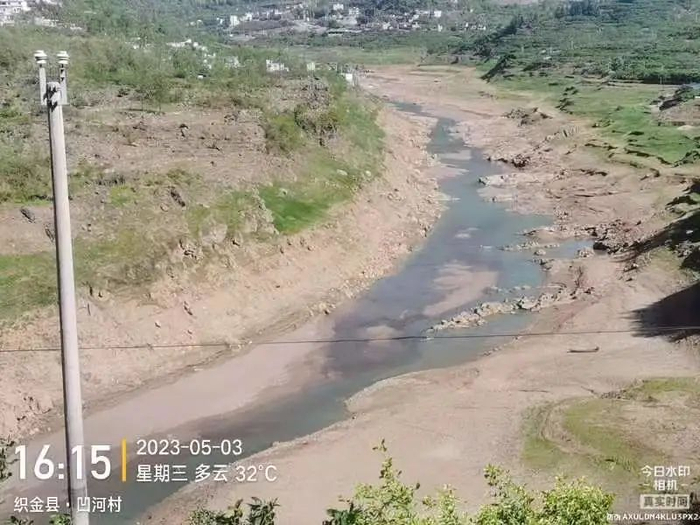 图为凹河平时处于少水状态