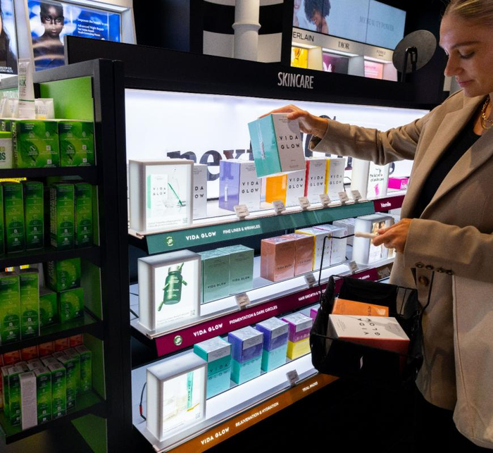 消费者在澳洲丝芙兰选购Vida Glow海洋胶原蛋白粉