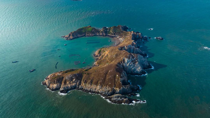 海岛的西侧乱石嶙峋，上岛游玩切忌乱跑，小心崴脚和摔跤。图/视觉中国