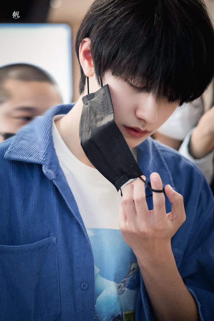 朱志鑫今日机场饭拍图送达 牛仔蓝套装搭配小白鞋……|套装|朱志鑫