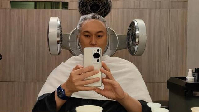 5月29日,实力派男演员张智霖通过微博分享了一张对镜自拍照……__财经