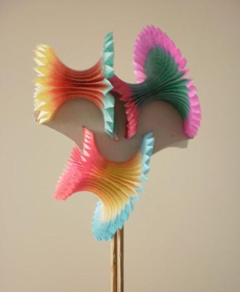纸翻花是中国传统的纸制工艺品，是儿童喜爱的玩具……