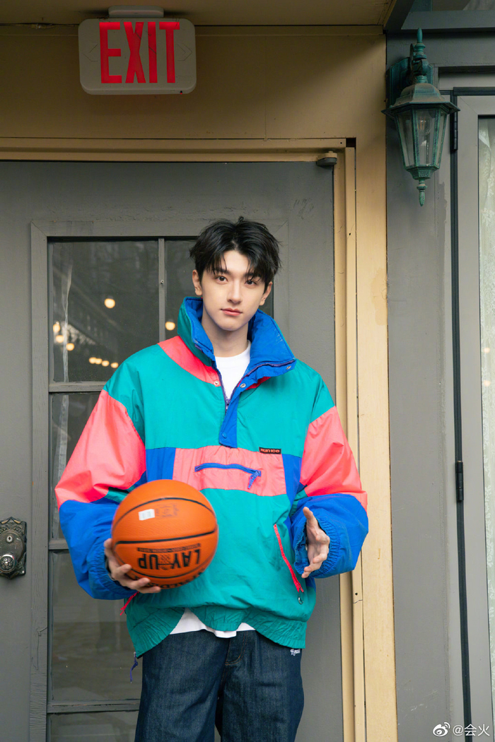 林一是懂多巴胺穿搭的 帅帅的运动系篮孩一枚呀|林一|穿搭_新浪新闻