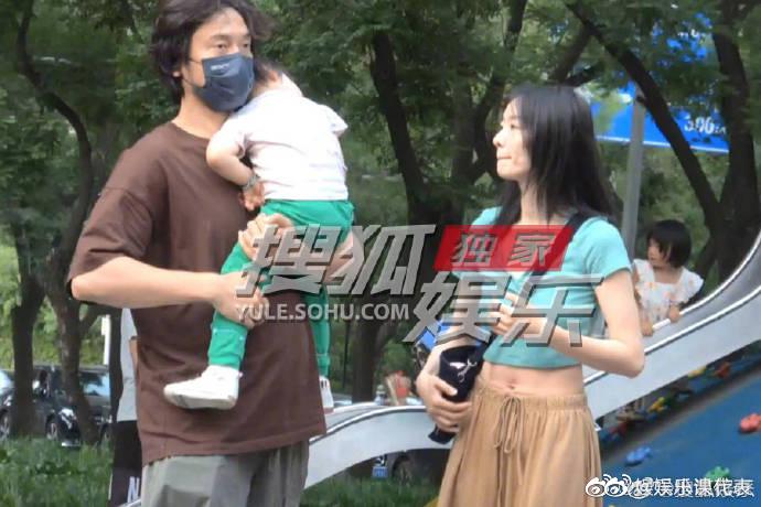 近日，王传君齐溪夫妻俩带着女儿在广场玩滑梯……