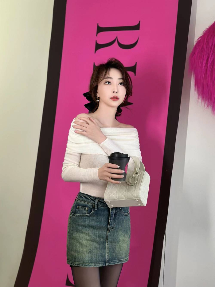 演员林静初夏俏皮系列穿搭曝光,同系列中林静身着白色露肩装搭牛仔裙