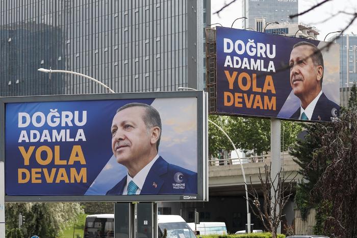 当地时间2023年5月26日，土耳其安卡拉，土耳其总统埃尔多安的海报出现在竞选广告牌上。视觉中国 图