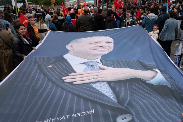 当地时间2023年5月28日，土耳其伊斯坦布尔，土耳其总统埃尔多安的支持者挥舞旗帜庆祝总统决选。视觉中国 图