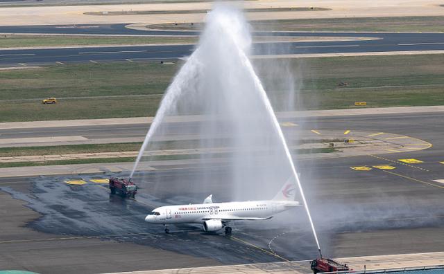 C919商业首飞成功！外媒：将打破波音空客在单通道喷气式干线客机上垄断