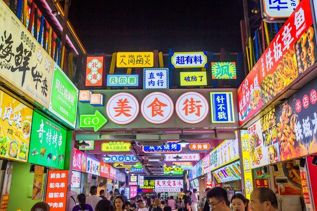 侨港风情街,北海人气极旺的特色小吃街,吸引了众多游客的到来|小吃街|