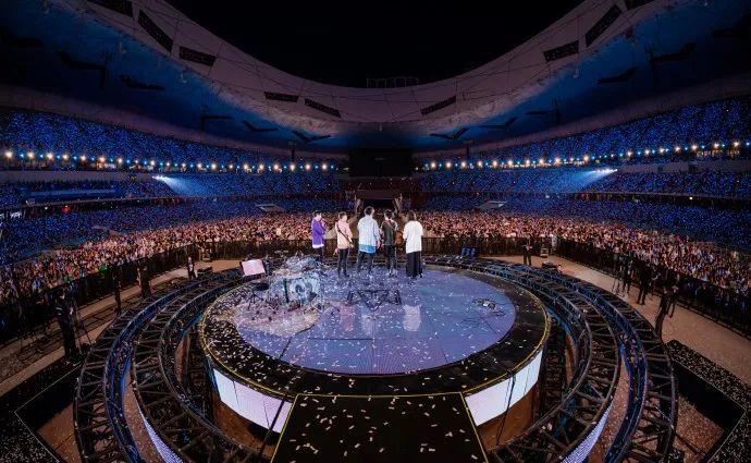 5月26日，台湾流行天团“五月天”在北京国家体育场（鸟巢）开唱 图源：相信音乐官方微博