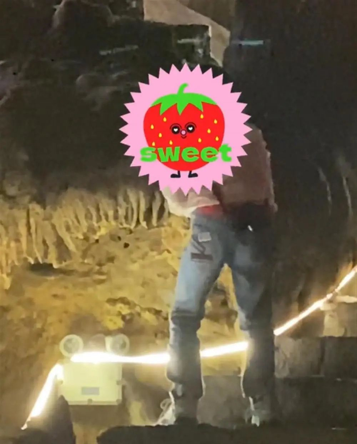 男孩正敲击钟乳石（视频截图）