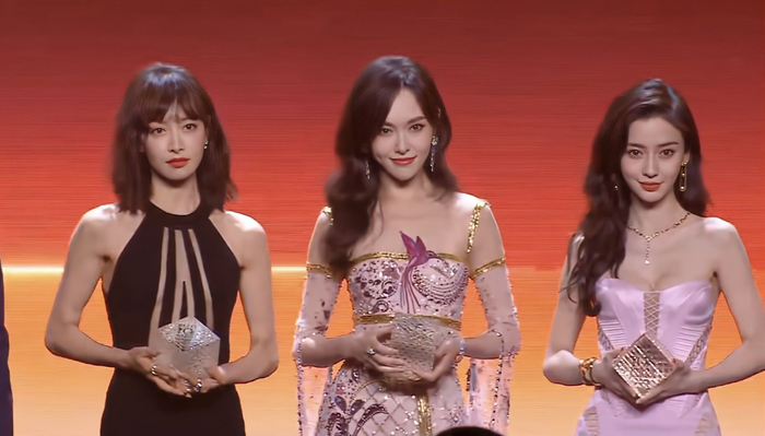 三美女同框领奖啦,同美同美|唐嫣|宋茜|angelababy_新浪新闻