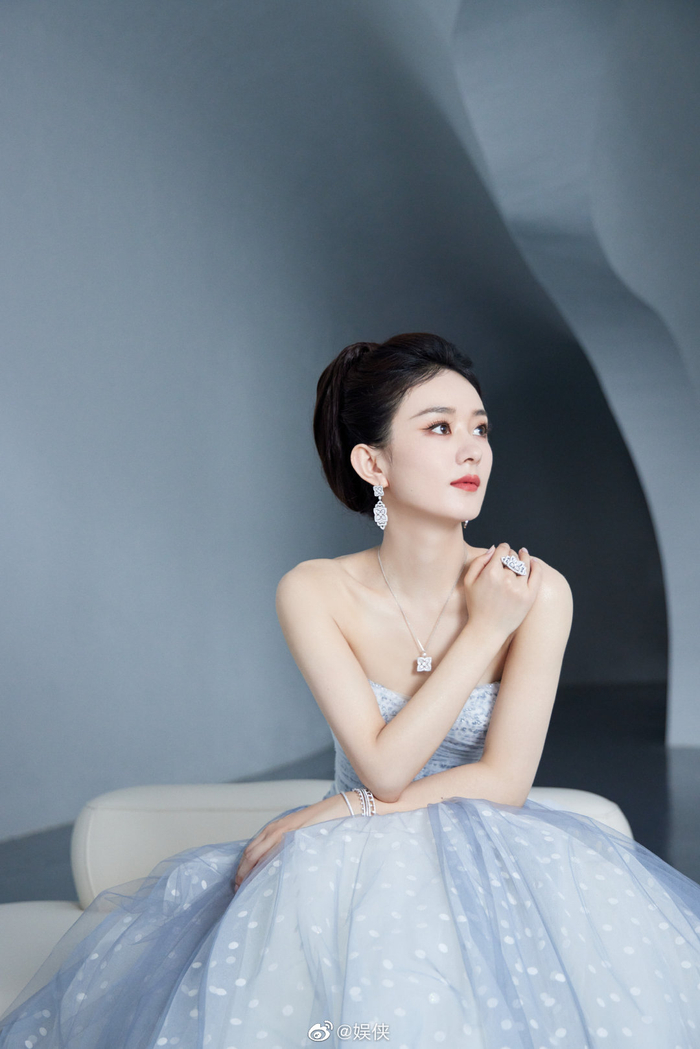 赵丽颖一身露背礼服出席芭莎红毯……|赵丽颖|芭莎_新浪新闻
