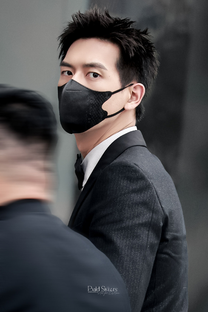 李现时尚芭莎慈善晚会黑西装造型路透来了……|李现|时尚芭莎|口罩