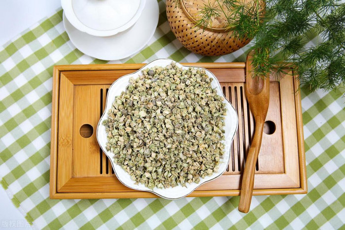 水蛭具有活血的效果,九香虫能理气止痛,温中补阳气;紫梢花,蛇床子