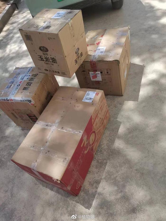 朋友公司在六一儿童节前给边疆小朋友捐了一些画笔和本子还有零食