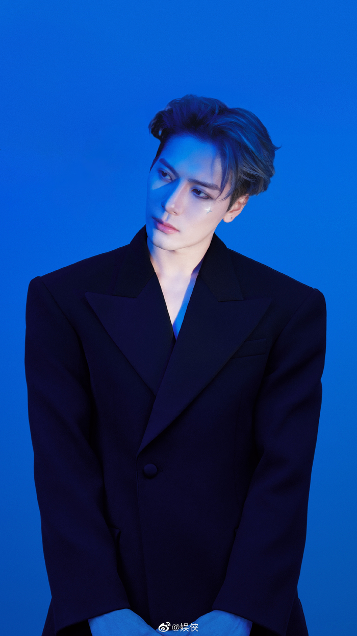 王嘉尔在台下看杨紫的小表情可太逗了……|王嘉尔|杨紫_新浪新闻