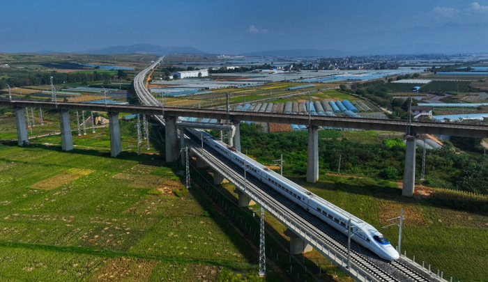 ▲奔驰的弥蒙高铁