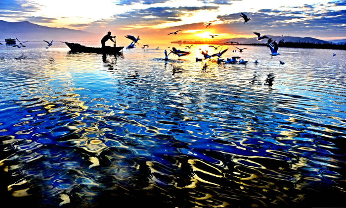 ▲石屏异龙湖之晨：胡斌 摄