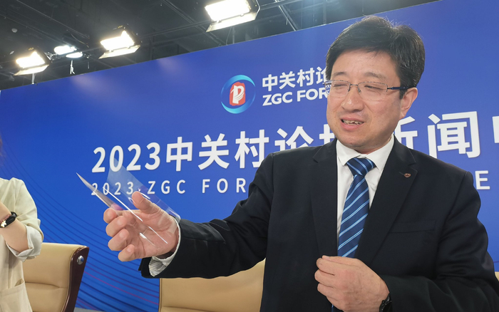 张少波展示30微米厚度的柔性可折叠玻璃。目前，折叠</p><p style=
