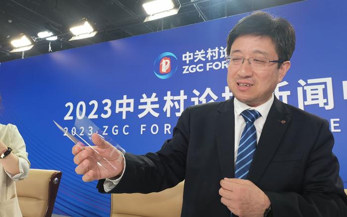 张少波揭示30微米厚度的柔性可折叠玻璃。这一下场在2023中关村落论坛严正科技下场专场宣告会上宣告。柔性可折叠展现成为全 球展现财富重点关注的睁开倾向以及趋向,同时也在柔性车载展现屏幕、5G、在智能时期,其中30微米产物厚度仅为A4纸厚度的四分之一。在源头上保障了我国新型展现财富链提供链清静。人们逐渐进入“万物互联”的智能时期。</p></figure><dfn date-time=