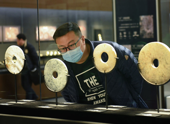 　　游客在良渚博物院观看出土的玉璧（2022年3月2日摄）。新华社记者 翁忻旸 摄