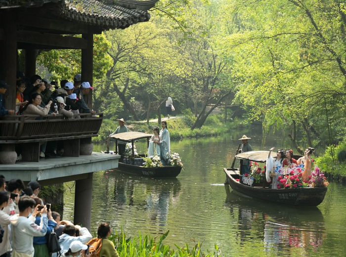 　　游客在杭州西溪湿地观看宋韵花朝节游船巡游（2023年4月2日摄）。新华社记者 翁忻旸 摄