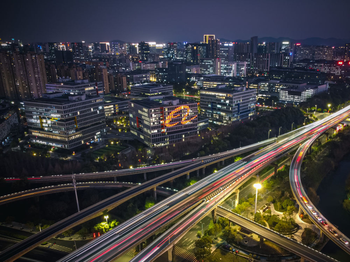 　　杭州滨江区互联网小镇夜景（2023年1月29日摄，无人机照片）。新华社记者 江汉 摄