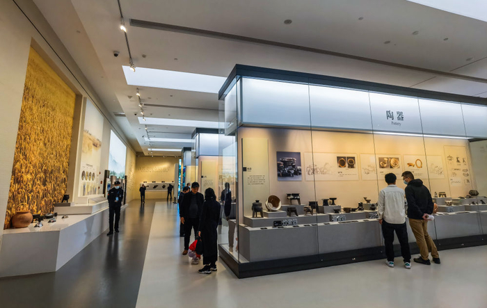 　　游客在位于杭州余杭的良渚博物院参观（2023年3月4日摄）。新华社记者 徐昱 摄