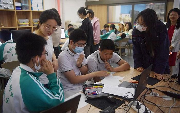 5月12日，首都师范大学第二附属中学，初一学生在大学生指导下用CAD软件进行3D打印设计。新京报记者 李木易 摄