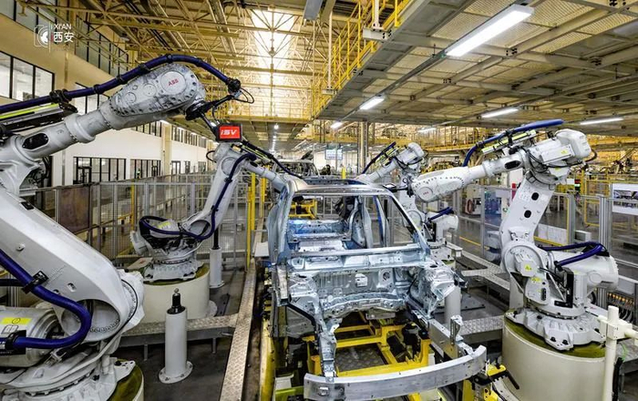 智能焊接机器人在流水线上作业 （资料图）