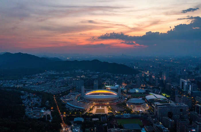 　　夜色中的杭州黄龙体育中心（2022年8月15日摄，无人机照片）。新华社记者 徐昱 摄