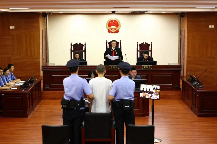 吴谢宇弑母案二审维持死刑判决 旁听人员:他听到判决后人很呆 没说一句话_手机新浪网