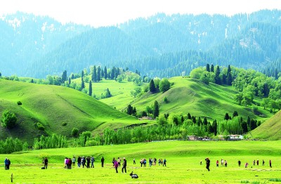 游客在新疆那拉提旅游风景区观光。&nbsp;新华社发