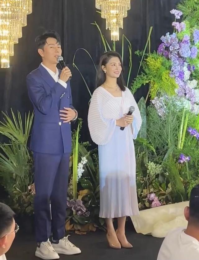 安徽主持马滢现身婚礼主持,出场费被曝5万,嫁总裁老公发福明显|安徽台