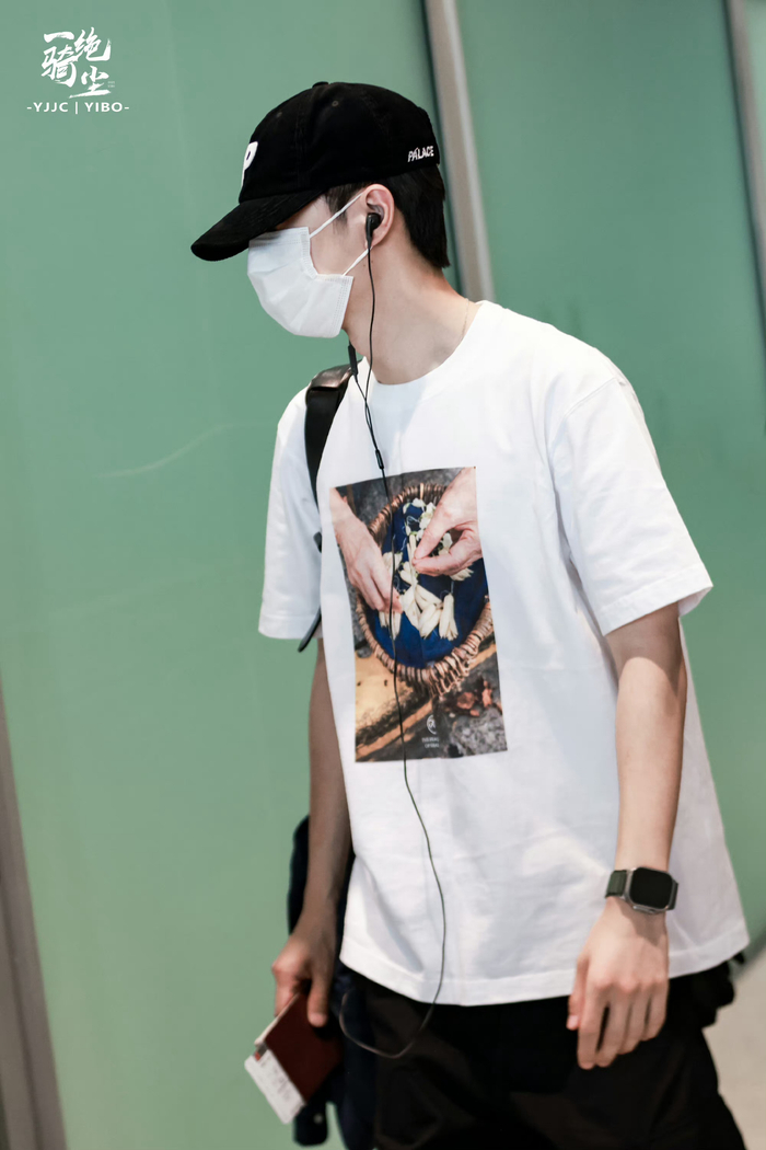 王一博出发日本机场饭拍 白t 鸭舌帽,阳光清爽大帅哥……|王一博_新浪