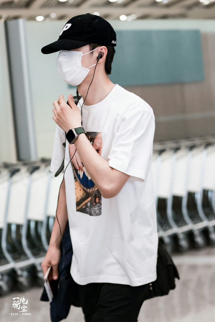 王一博出发日本机场饭拍 白t 鸭舌帽,阳光清爽大帅哥……|王一博_新浪