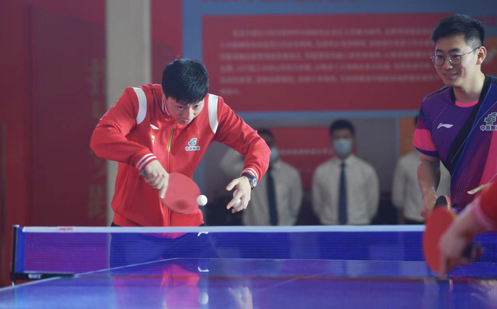 马龙、陈梦等“国手”与邮政员工进行了别开生面的乒乓球友谊赛。  新京报记者 李木易 摄