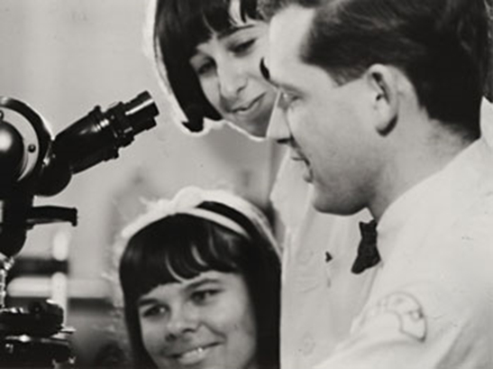 ▲豪森博士与费城儿童医院实验室的两名技术人员的合影（图片来源：诺贝尔奖官网）