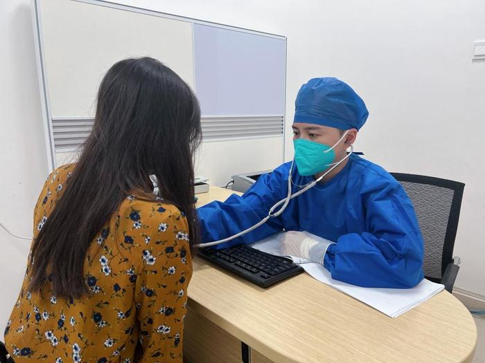 　　5月31日，在江西省人民医院发热门诊，医生为一名患者做检查。新华社记者 闵尊涛 摄