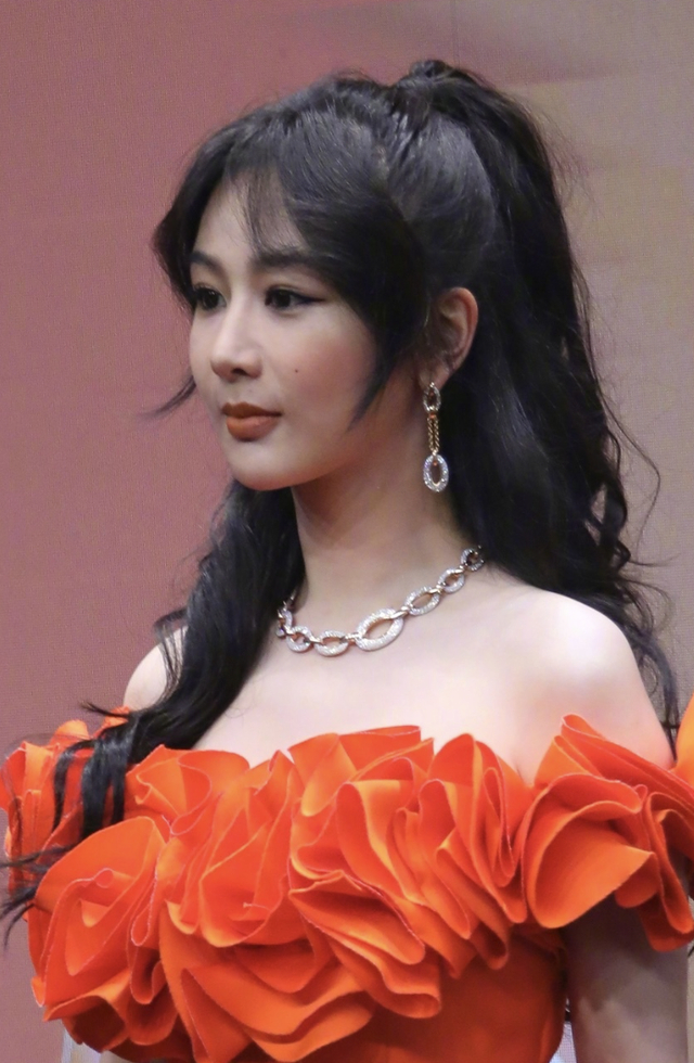 有一种"尴尬"叫杨紫玩时尚,脸僵如石,模仿马蓉,越努力越悲哀|大美人