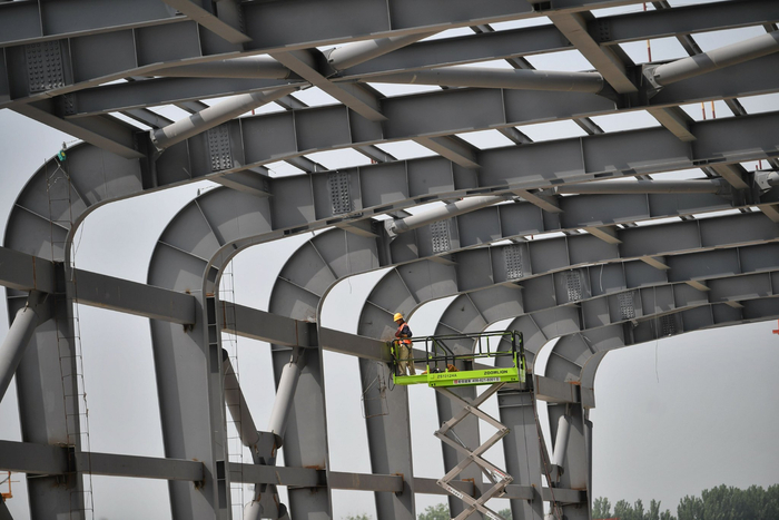 工人正在进行收尾作业。新京报记者 王贵彬 摄