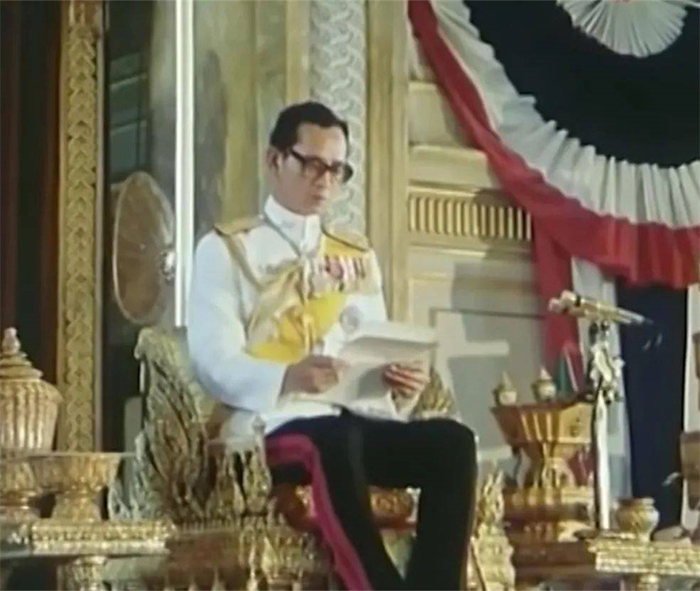 勤恳的老国王普密蓬深受泰国民众尊敬