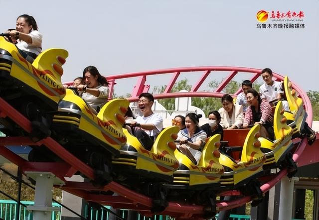 游客在水上乐园体验小型过山车。资料图片