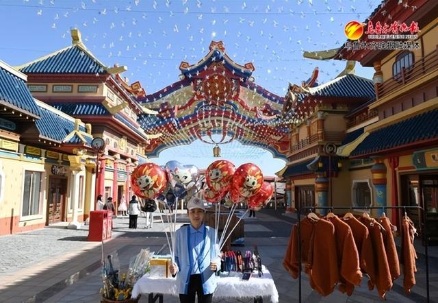 阿唛龙幻想乐园的工作人员正在迎接游客入园。资料图片