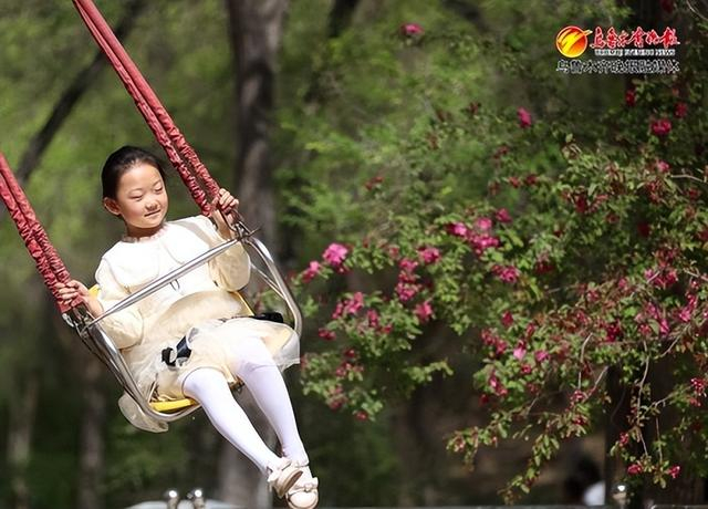 小朋友在市植物园体验游乐设施。资料图片