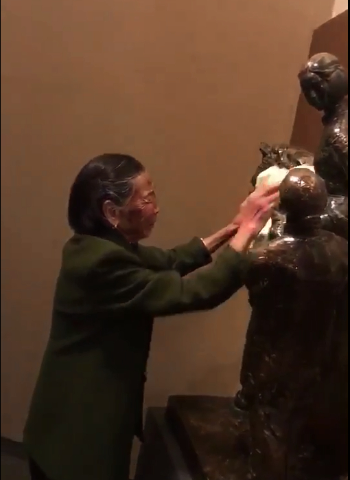 钟全列擦拭母亲的塑像兴国县革命烈士纪念馆馆长黄红曾问过钟全列