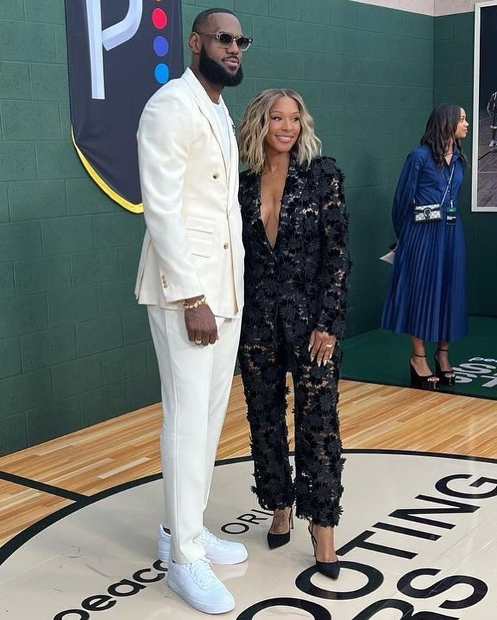 萨瓦娜出席自传电影《shooting stars》的首映礼|勒布朗·詹姆斯_新浪