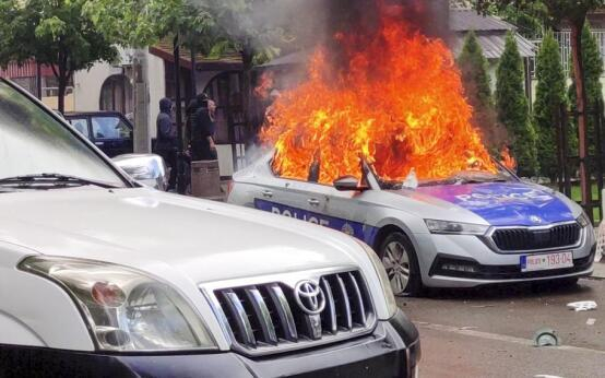 5月26日，在科索沃北部兹韦钱，一辆警车在燃烧 图自美国《星条旗报》网站报道配图